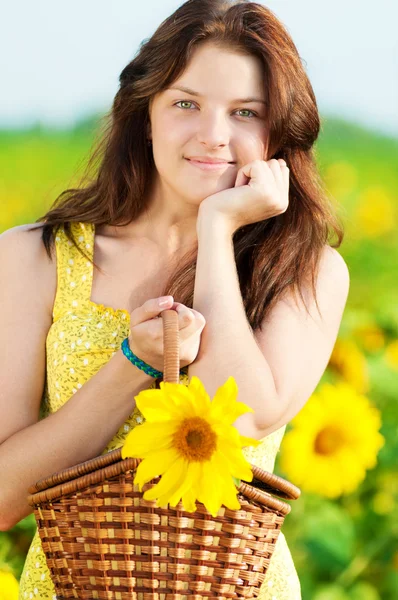 Beautiful woman in a sunflower field — Stock Photo, Image