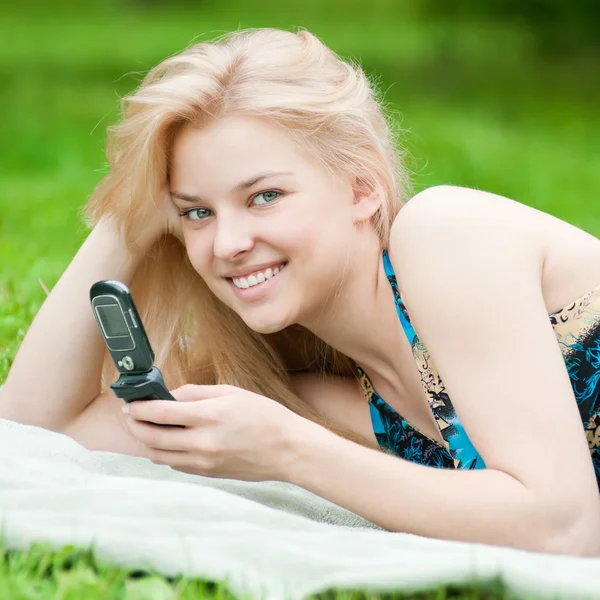 Donna sms sul telefono cellulare — Foto Stock