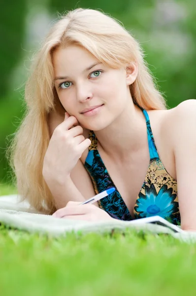 Bella giovane donna leggere il libro — Foto Stock