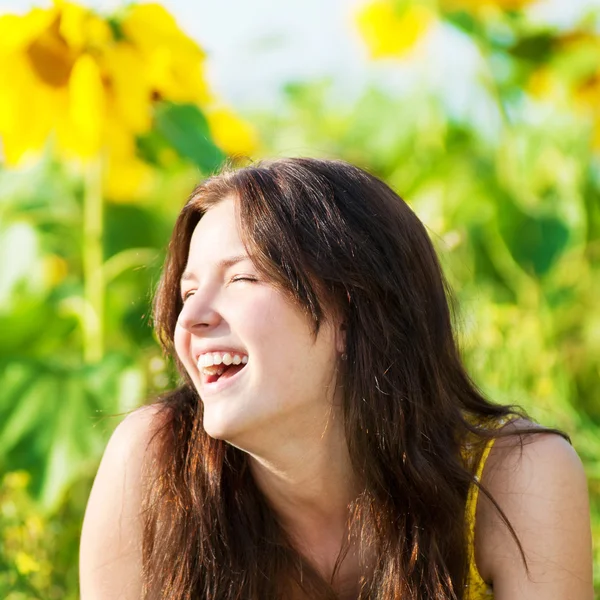 Belle femme dans un champ de tournesol — Photo