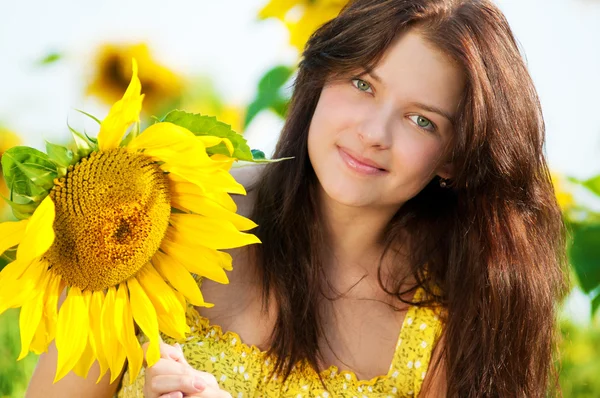 Bella donna in un campo di girasole — Foto Stock