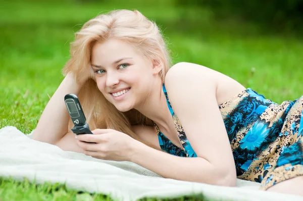 Mujer mensajes de texto en el teléfono móvil —  Fotos de Stock