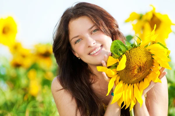 Bella donna in un campo di girasole — Foto Stock