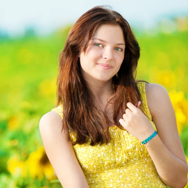 Belle femme dans un champ de tournesol — Photo