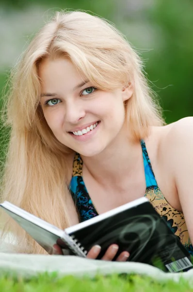 Bella giovane donna leggere il libro — Foto Stock