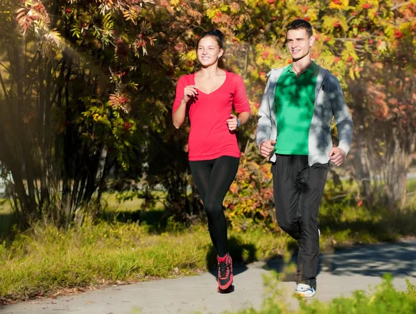 Joven y mujer corriendo —  Fotos de Stock