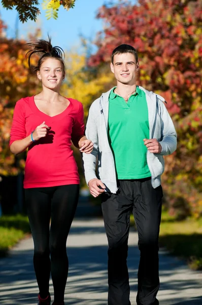 Jonge man en vrouw jogiing — Stockfoto