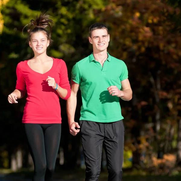 Jonge man en vrouw jogiing — Stockfoto