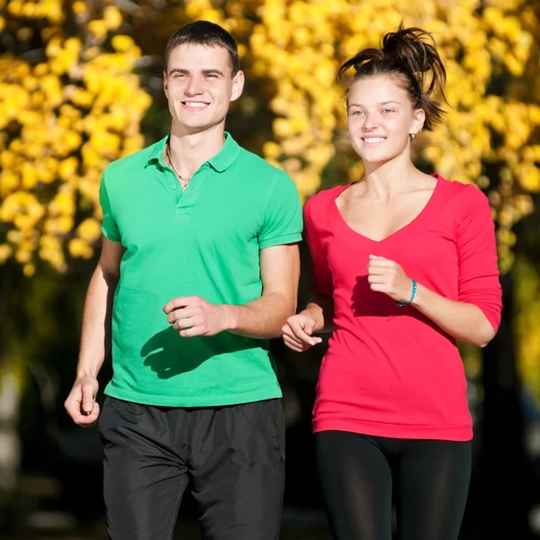 Junger Mann und Frau joggen — Stockfoto