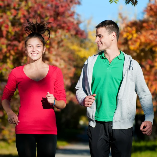 Genç erkek ve kadın jogiing — Stok fotoğraf