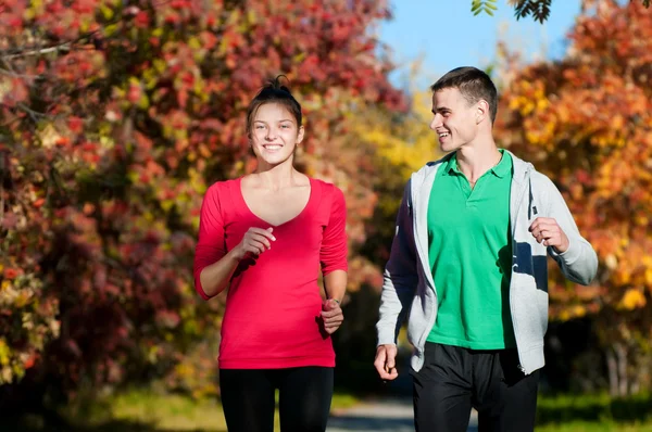 Jonge man en vrouw jogiing — Stockfoto