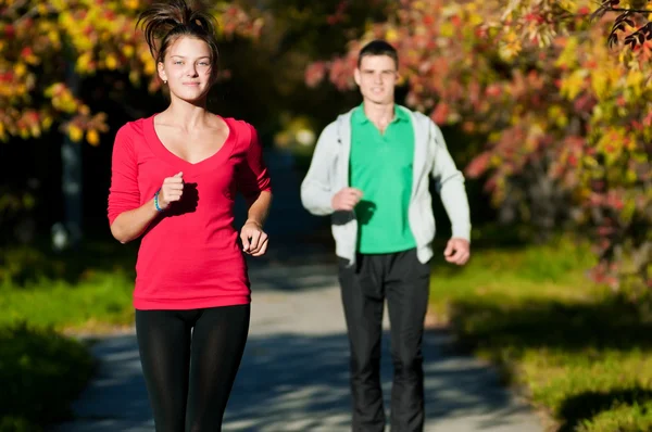 Молодой человек и женщина бегут — стоковое фото