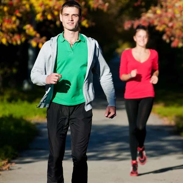 Young man and woman jogiing — Stock Photo, Image