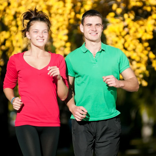 Young man and woman running — Stock Photo, Image