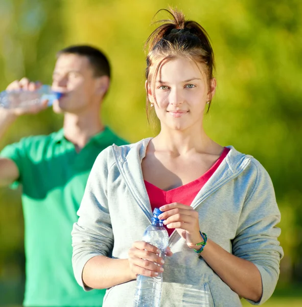 Homme et femme buvant de la bouteille — Photo