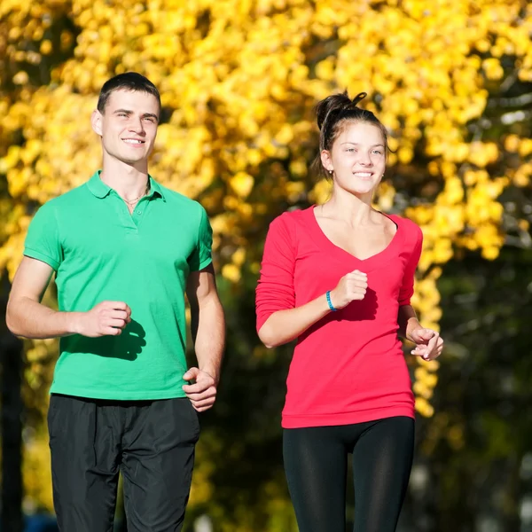 Jonge man en vrouw uitgevoerd — Stockfoto