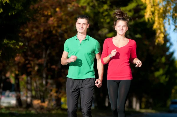 Junger Mann und Frau joggen — Stockfoto