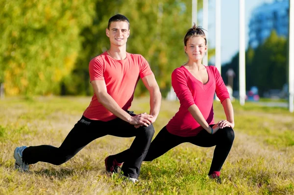 Park yoga yaparken kadın ve kadın — Stok fotoğraf