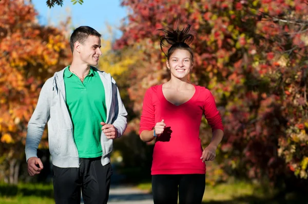 Jonge man en vrouw jogiing — Stockfoto