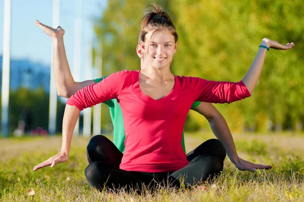 Park yoga yaparken kadın ve kadın — Stok fotoğraf