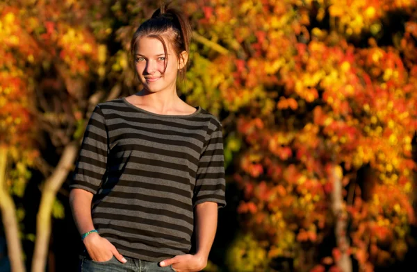 Femme jouant avec les feuilles d'automne — Photo