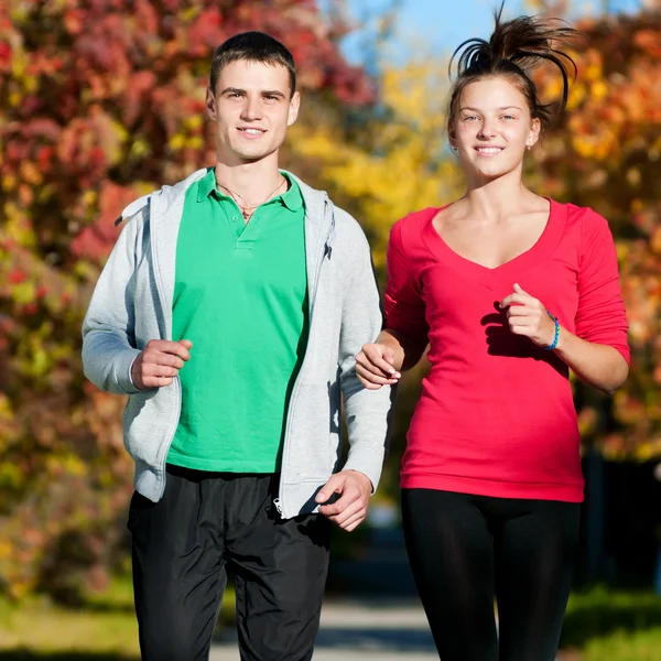 Junger Mann und Frau joggen — Stockfoto