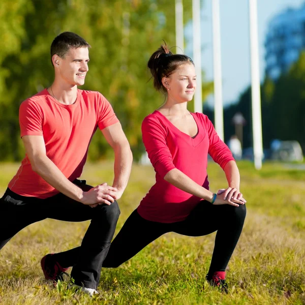 Чоловік і жінка роблять йогу в парку — стокове фото