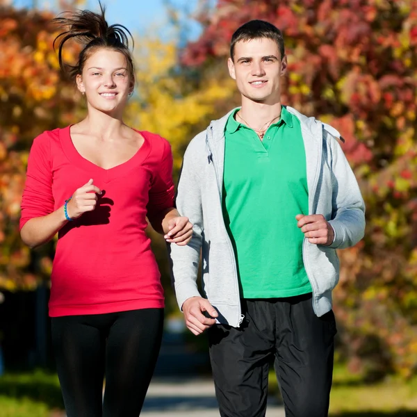 Junger Mann und Frau joggen — Stockfoto