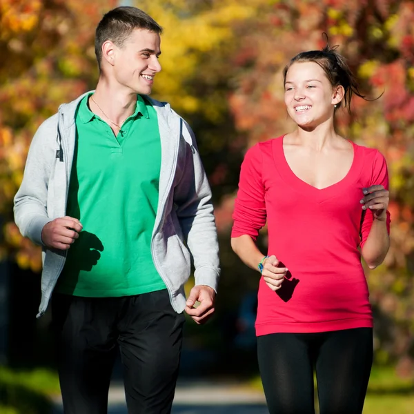 Jonge man en vrouw uitgevoerd — Stockfoto