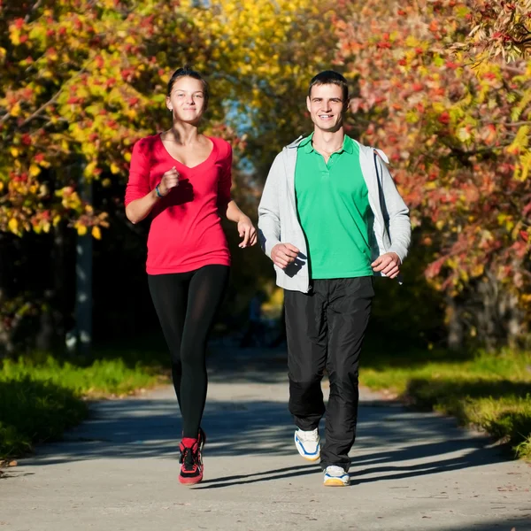 Jonge man en vrouw uitgevoerd — Stockfoto