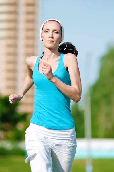 Hermosa mujer corriendo en el parque verde —  Fotos de Stock