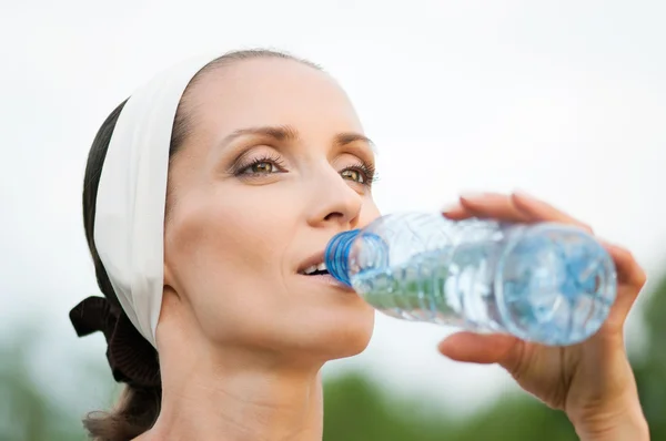 Mujer bebiendo agua al aire libre deporte — Foto de Stock