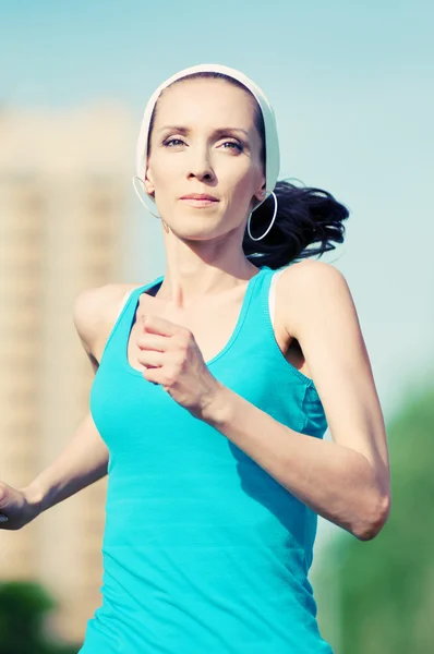 Hermosa mujer corriendo en el parque verde —  Fotos de Stock