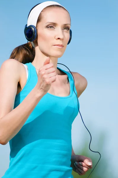 Hermosa mujer corriendo en el parque verde —  Fotos de Stock