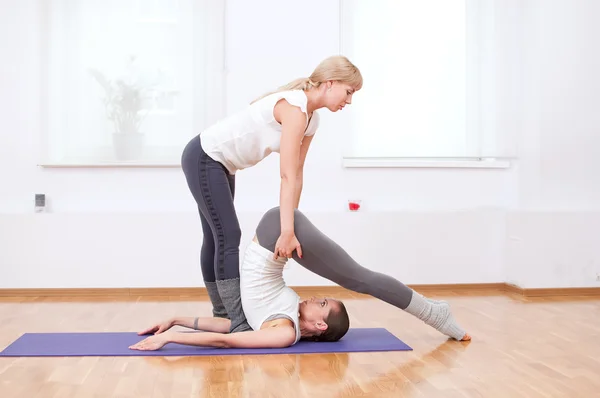Ženy dělají jógu cvičit v tělocvičně — Stock fotografie