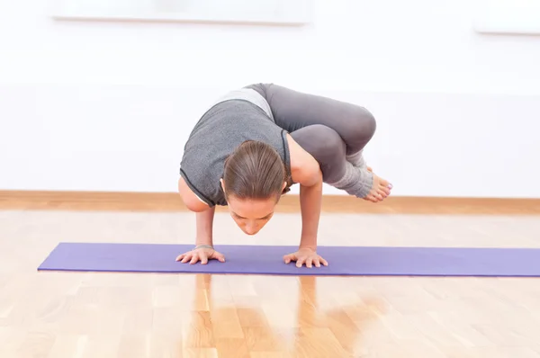 Mujer haciendo ejercicio de yoga estiramiento en gimnasio deportivo — Foto de Stock