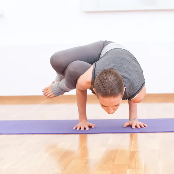 Vrouw doen stretching oefening van de yoga op sport sportschool — Stockfoto