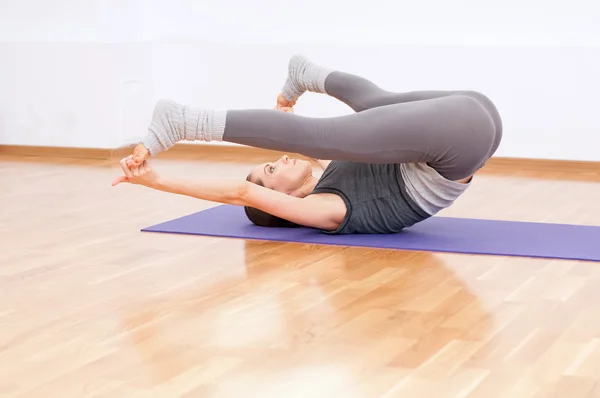 Esneme yoga egzersiz spor salonunda kadın — Stok fotoğraf
