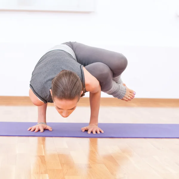 Vrouw doen stretching oefening van de yoga op sport sportschool — Stockfoto