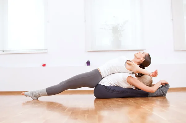 Frauen machen Yoga im Fitnessstudio — Stockfoto