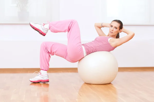 Mujer haciendo ejercicio de estiramiento en la pelota — Foto de Stock