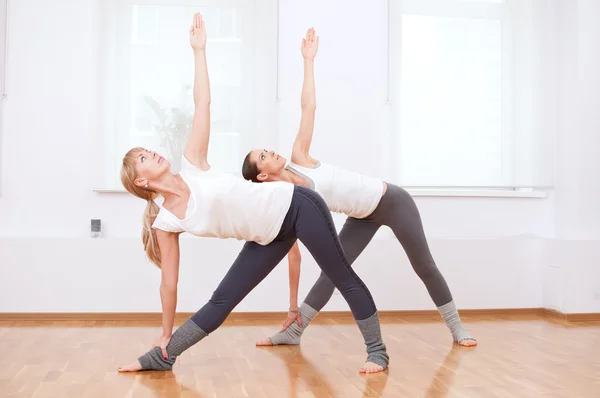 Women doing yoga exercise at gym — Stockfoto