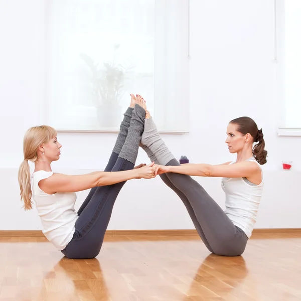 Kobiet robi joga ćwiczenia w siłowni — Zdjęcie stockowe