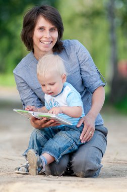 Anne ile oğlu bir kitap okuma