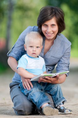 Anne ile oğlu bir kitap okuma