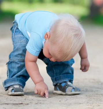 yeşil park mutlu küçük çocuk