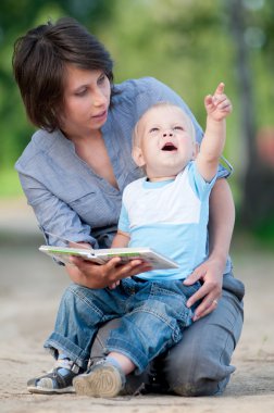 Anne ile oğlu bir kitap okuma