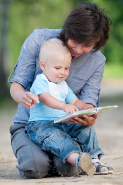 Anne ile oğlu bir kitap okuma