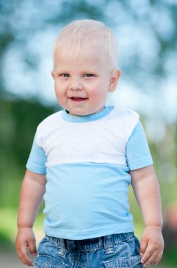 yeşil park mutlu küçük çocuk