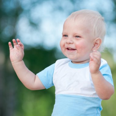 yeşil park mutlu küçük çocuk